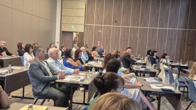 Кметът на Община Казанлък Галина Стоянова приветства присъстващите на образователен форум с участието на министъра на образованието