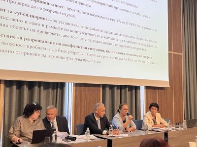 Кметът на Община Казанлък Галина Стоянова приветства присъстващите на образователен форум с участието на министъра на образованието