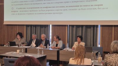 Кметът на Община Казанлък Галина Стоянова приветства присъстващите на образователен форум с участието на министъра на образованието / Новини от Казанлък