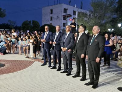 Деца, младежи и възрастни прерязаха 51-метрова лента за новия площад в Гурково / Новини от Казанлък