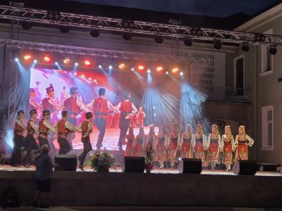 Деца, младежи и възрастни прерязаха 51-метрова лента за новия площад в Гурково