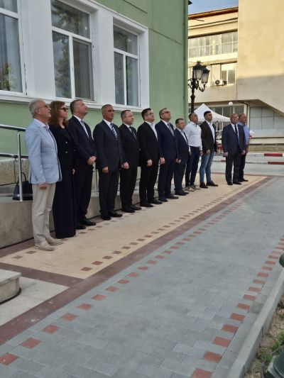 Деца, младежи и възрастни прерязаха 51-метрова лента за новия площад в Гурково