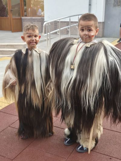 Деца, младежи и възрастни прерязаха 51-метрова лента за новия площад в Гурково