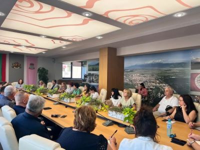 Галина Стоянова и училищните директори с фокус върху сигурността в училищата и качеството на образованието в община Казанлък  / Новини от Казанлък