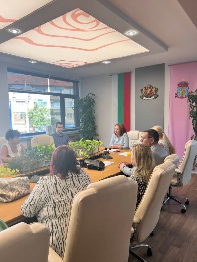 Галина Стоянова и училищните директори с фокус върху сигурността в училищата и качеството на образованието в община Казанлък 