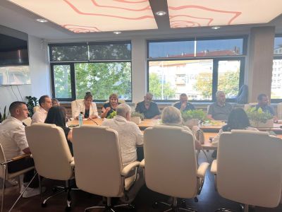 Галина Стоянова и училищните директори с фокус върху сигурността в училищата и качеството на образованието в община Казанлък 