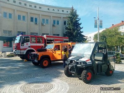 Огнеборци показаха техника пред сградата на Община Казанлък