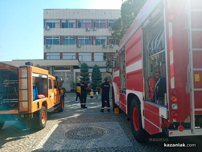 Огнеборци показаха техника пред сградата на Община Казанлък