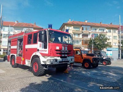 Огнеборци показаха техника пред сградата на Община Казанлък