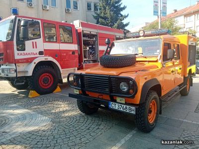 Огнеборци показаха техника пред сградата на Община Казанлък