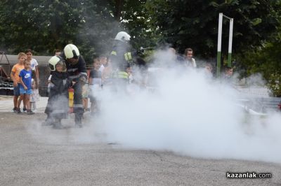 Казанлъшките огнеборци демонстрираха спасителни действия при катастрофа с пострадал и потушаване на битов пожар