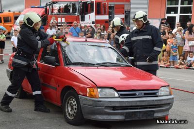 Казанлъшките огнеборци демонстрираха спасителни действия при катастрофа с пострадал и потушаване на битов пожар
