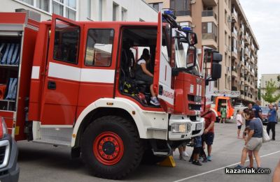 Казанлъшките огнеборци демонстрираха спасителни действия при катастрофа с пострадал и потушаване на битов пожар