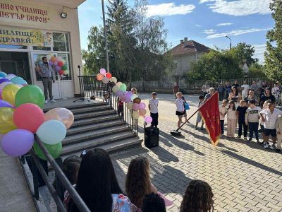 Ротари клуб Казанлък усмихна стотици деца в първия учебен ден