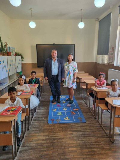 Ротари клуб Казанлък усмихна стотици деца в първия учебен ден