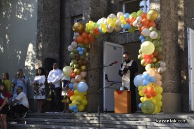 Звънецът бие отново: ОУ “Мати Болгария“ тържествено посрещнаха начало на новата учебна година