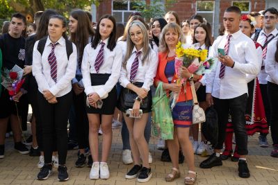 81 осмокласници прекрачиха прага на ПГЛПТ за Новата учебна година