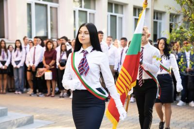 81 осмокласници прекрачиха прага на ПГЛПТ за Новата учебна година