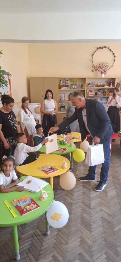 Ротари клуб Казанлък усмихна стотици деца в първия учебен ден