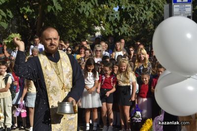 Звънецът бие отново: ОУ “Мати Болгария“ тържествено посрещнаха начало на новата учебна година