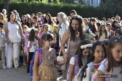 Звънецът бие отново: ОУ “Мати Болгария“ тържествено посрещнаха начало на новата учебна година