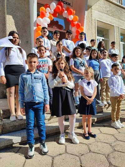 Ротари клуб Казанлък усмихна стотици деца в първия учебен ден