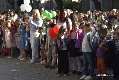 Звънецът бие отново: ОУ “Мати Болгария“ тържествено посрещнаха начало на новата учебна година