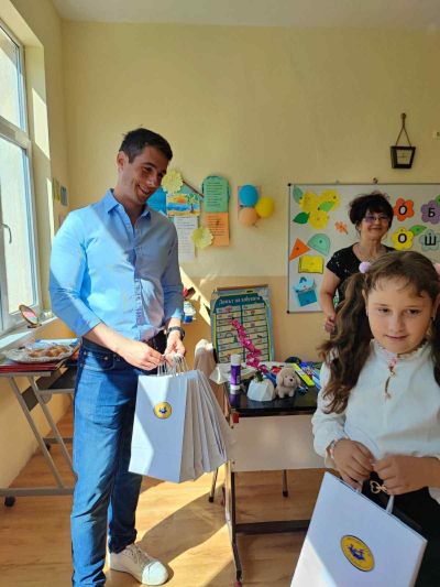 Ротари клуб Казанлък усмихна стотици деца в първия учебен ден