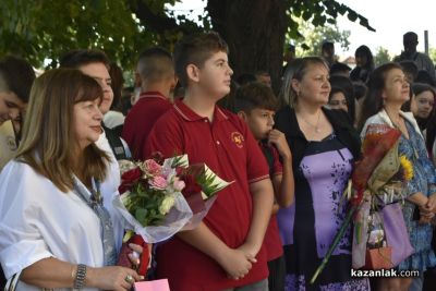Звънецът бие отново: ОУ “Мати Болгария“ тържествено посрещнаха начало на новата учебна година