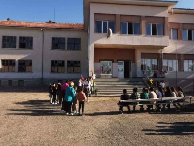 Ротари клуб Казанлък усмихна стотици деца в първия учебен ден