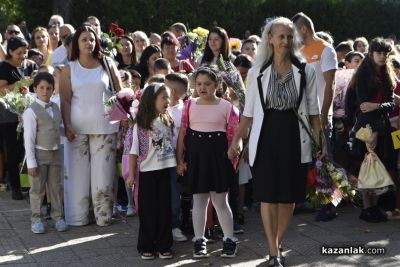 Звънецът бие отново: ОУ “Мати Болгария“ тържествено посрещнаха начало на новата учебна година