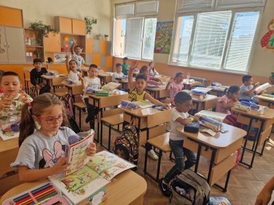 Галина Стоянова подкрепи първокласниците в първите им стъпки в света на знанието 