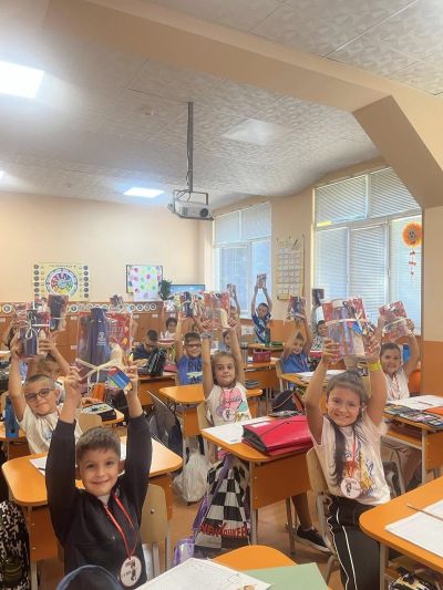 Галина Стоянова подкрепи първокласниците в първите им стъпки в света на знанието 