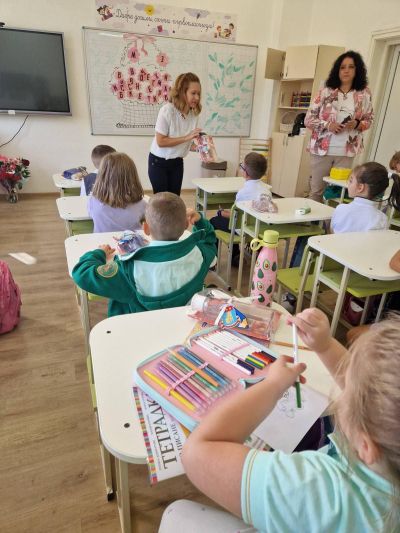 Галина Стоянова подкрепи първокласниците в първите им стъпки в света на знанието 