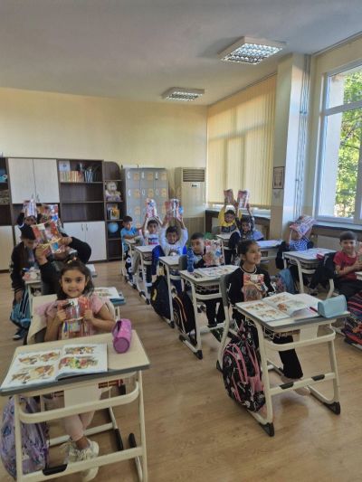 Галина Стоянова подкрепи първокласниците в първите им стъпки в света на знанието 
