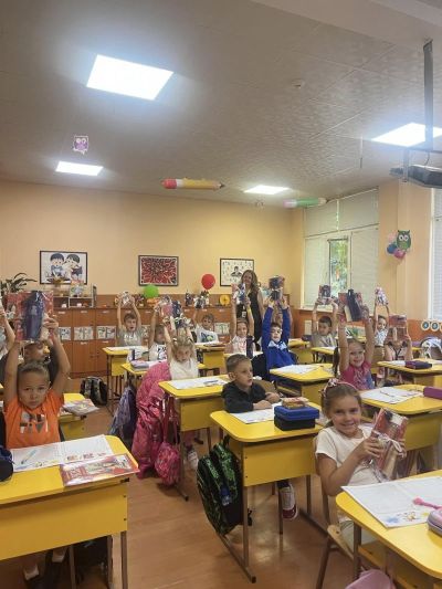 Галина Стоянова подкрепи първокласниците в първите им стъпки в света на знанието 
