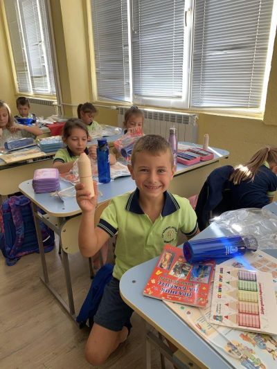 Галина Стоянова подкрепи първокласниците в първите им стъпки в света на знанието 