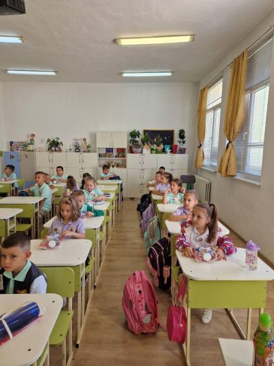 Галина Стоянова подкрепи първокласниците в първите им стъпки в света на знанието 
