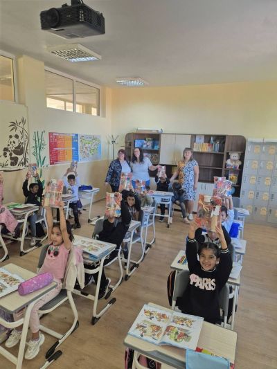 Галина Стоянова подкрепи първокласниците в първите им стъпки в света на знанието 