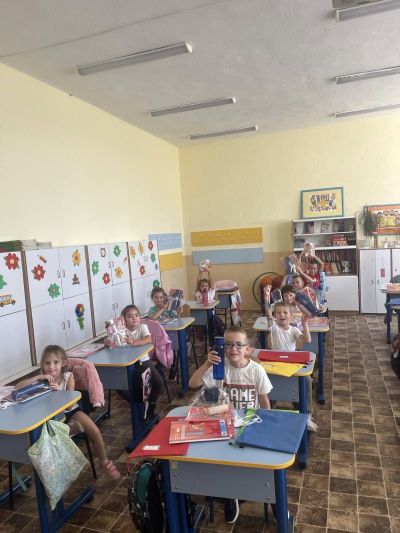 Галина Стоянова подкрепи първокласниците в първите им стъпки в света на знанието 