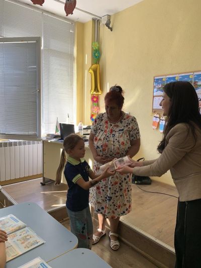 Галина Стоянова подкрепи първокласниците в първите им стъпки в света на знанието 