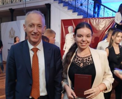 Цвети Пагелска от ПГ по лека промишленост и туризъм получи почетно отличие „Национална диплома“ / Новини от Казанлък