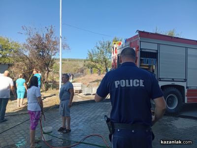 Горят сухи треви в източната част на Казанлък