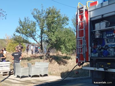 Горят сухи треви в източната част на Казанлък