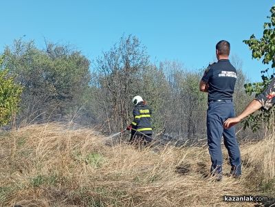 Горят сухи треви в източната част на Казанлък