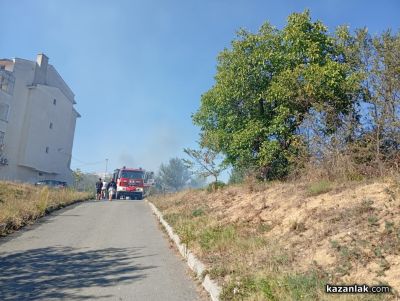 Горят сухи треви в източната част на Казанлък