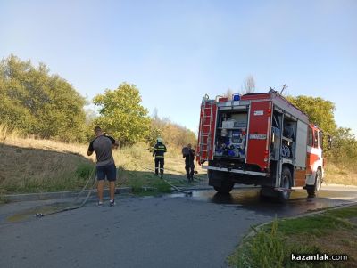 Горят сухи треви в източната част на Казанлък