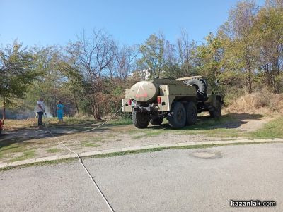 Горят сухи треви в източната част на Казанлък