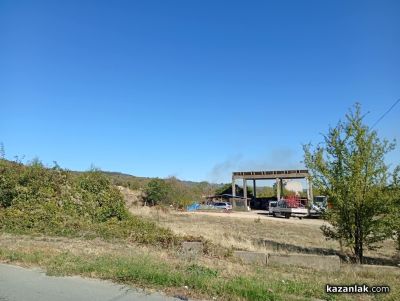 Горят сухи треви в източната част на Казанлък