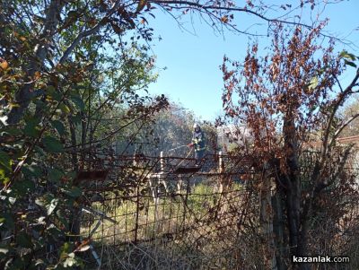 Горят сухи треви в източната част на Казанлък
